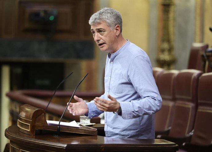 El diputado de EH Bildu, Oskar Matute, interviene en una sesión plenaria en el Congreso 