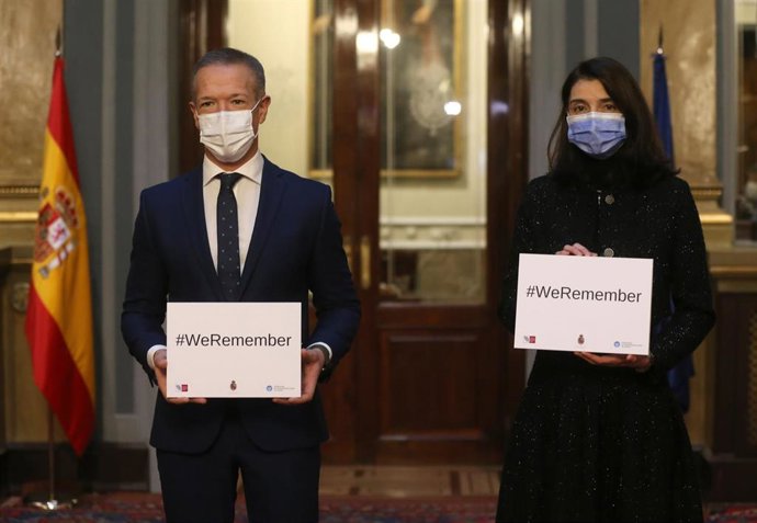 El presidente del Senado, Ander Gil y la ministra de Justicia, Pilar Llop con un cartel en el que se lee: 'We remember', en el Acto de Estado de Memoria del Holocausto y de Prevención de los Crímenes contra la Humanidad, en el Senado, a 27 de enero de 2