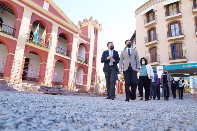 El presidente de la Diputación de Almería visita las obras de remodelación de la Plaza de la Constitución de Berja.