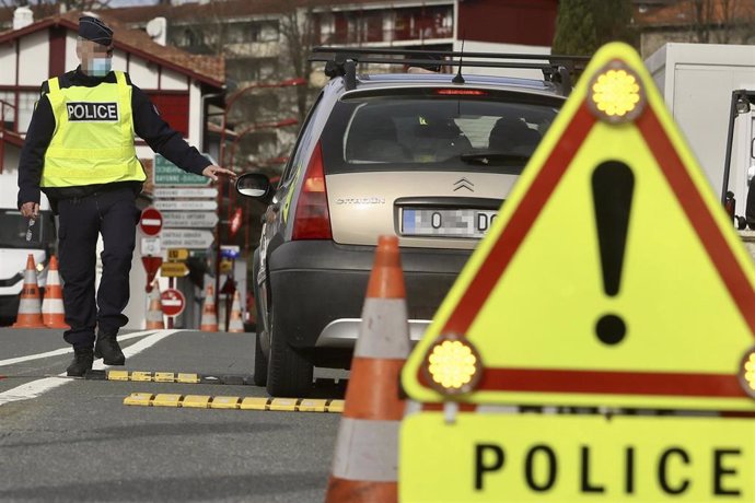 Archivo - Un gendarme realiza un control de movilidad en el puente que une el barrio de Behobia en Irún con Hendaia (Francia).