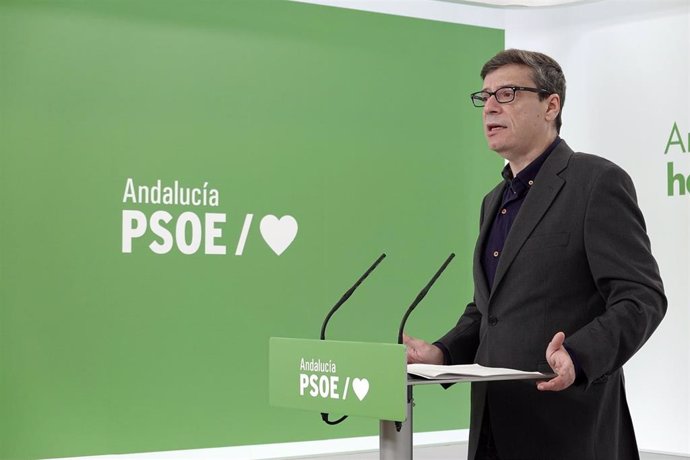 Archivo - El portavoz de Presidencia del PSOE-A en el Parlamento andaluz, Carmelo Gómez.