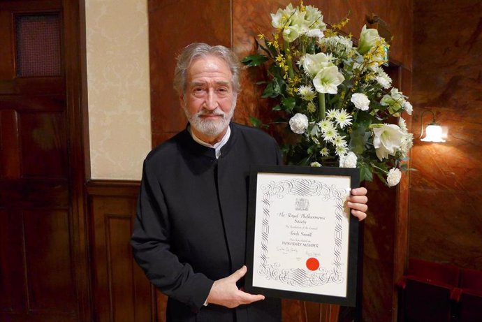 La Royal Philharmonic Society ha distinguido al violagambista y director de orquesta catalán Jordi Savall como miembro de honor de la entidad