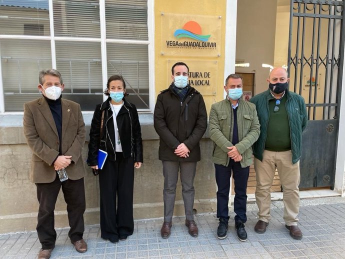 Herrador en su visita a la sede de la Mancomunidad Vega del Guadalquivir.