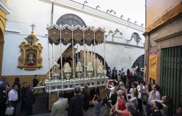 Archivo - Procesión de la Hermandad de Los Estudiantes a su paso por la Calle Almirantazgo en 2019