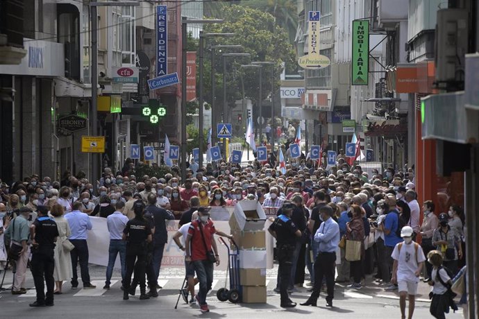 Archivo - Un grupo de personas durante la manifestación contra el cierre de oficinas de la entidad Abanca ante la sede de Abanca en A Coruña, a 2 de septiembre de 2021, en A Coruña, Galicia, (España). El objetivo de la protesta, convocada por los ayunta
