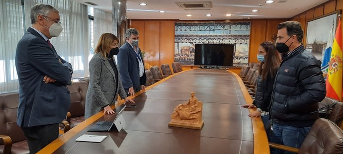 La presidenta del Puerto de Huelva, Pilar Miranda, con la familia de Hugo Millán.
