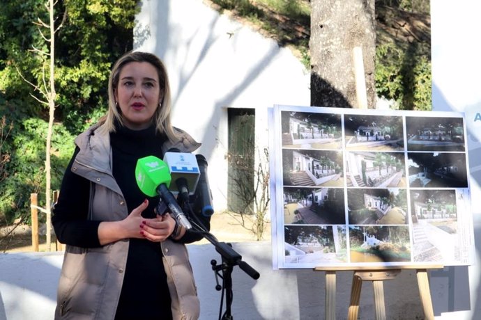 La alcaldesa de Alcalá de Guadaíra, Ana Isabel Jiménez, ha presentado este miércoles el proyecto de rehabilitación de la 'casa del Guarda'.