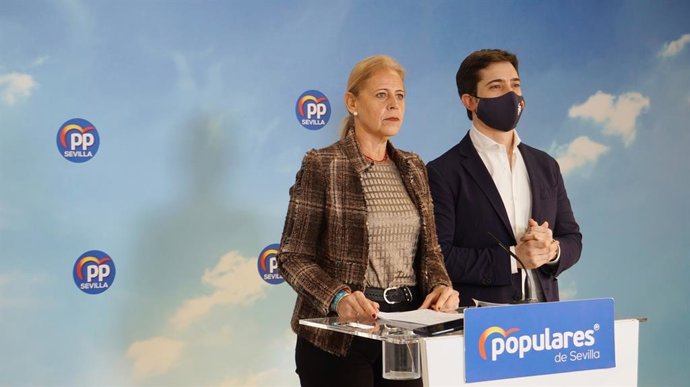 La portavoz del PP en el Ayuntamiento de Bormujos, Lola Romero, y el concejal popular en el Consistorio Luis Paniagua.