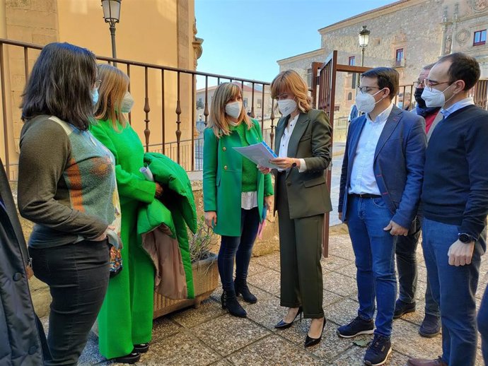 La ministra Pilar Alegría (centro, con papeles en la mano) a su llegada a la sede de Salamanca.