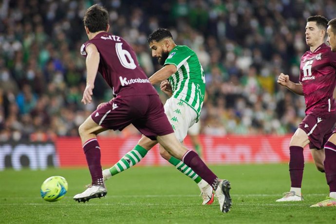 Archivo - El jugador de la Real Sociedad Aritz Elustondo y el futbolista del Betis Nabil Fekir, durante un partido de LaLiga Santander 2021-2022 en el Estadio Benito Villamarín.