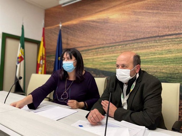 Begoña García Bernal y Javier Gonzalo durante el encuentro telemático con el comisario europeo de Agricultura.