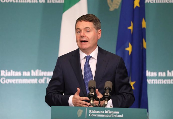 Archivo - HANDOUT - 07 October 2021, Ireland, Dublin: Irish Finance Minister Paschal Donohoe speaks to reporters, at Government Buildings. Ireland's 12.5\% corporate tax rate is to be increased to 15\%. Photo: Julien Behal/Irish Government /PA Media/dpa