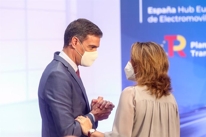 Archivo - El presidente del Gobierno, Pedro Sánchez y la vicepresidenta cuarta y ministra para la Transición Ecológica y el Reto Demográfico, Teresa Ribera, en la presentación en Moncloa del Proyecto Estratégico para la Recuperación y Transformación Eco