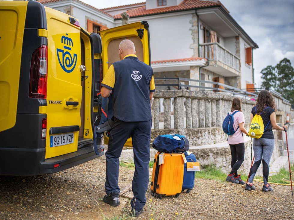 Archivo - Un cartero de Correos del servicio de transporte de mochilas para peregrinos