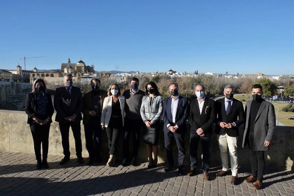 El coordinador autonómico de Cs y vicepresidente de la Junta de Andalucía, Juan Marín, con representantes del partido en Córdoba.