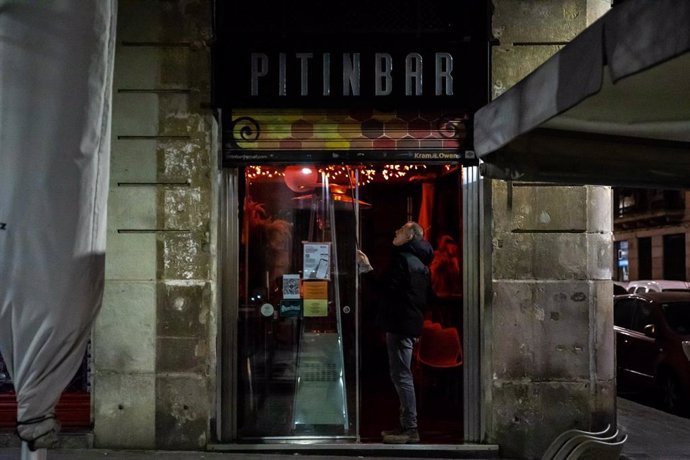 Archivo - Cierre de un bar en el passeig del Born, después del toque de queda en la ciudad, a 24 de diciembre de 2021, en Barcelona, Catalunya (España).