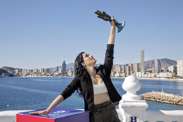 La artista Chanel ganadora de Benidorm Fest 2022, posa con su trofeo en el Mirador del Castillo, a 30 de enero de 2022, en Benidorm, Alicante, Comunidad Valenciana (España). Chanel, nacida en La Habana, ha llegado a la final donde ha competido con otros s