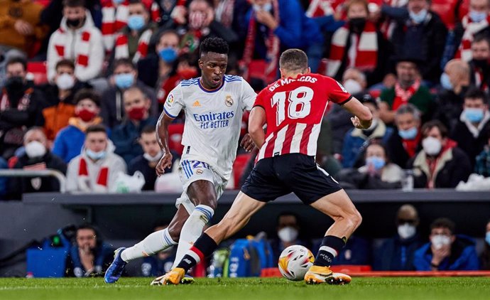 Archivo - Vinicius Junior intenta desbordar a De Marcos en el Athletic Club-Real Madrid de LaLiga Santander 2021-2022