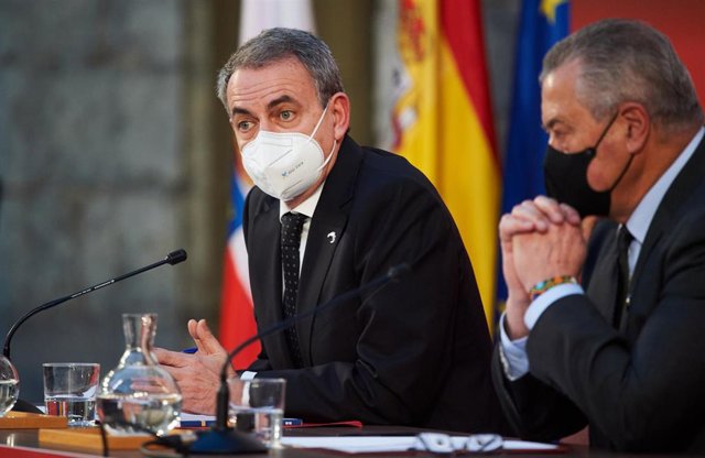 El expresidente José Luis Rodríguez Zapatero (i) en una conferencia en el Parlamento de Cantabria
