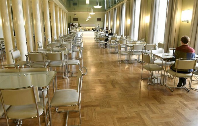 Archivo - Imagen de archivo de una cafetería en Finlandia durante la pandemia de coronavirus