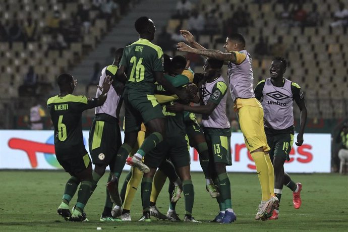 Jugadores de Senegal celebran el triunfo en semifinales de la Copa África