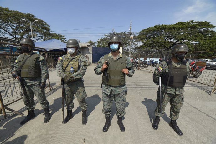 Archivo - Imagen de archivo de miembros de las fuerzas de seguridad de Ecuador tras unos enfrentamientos entre bandas en una cárcel de Guayaquil