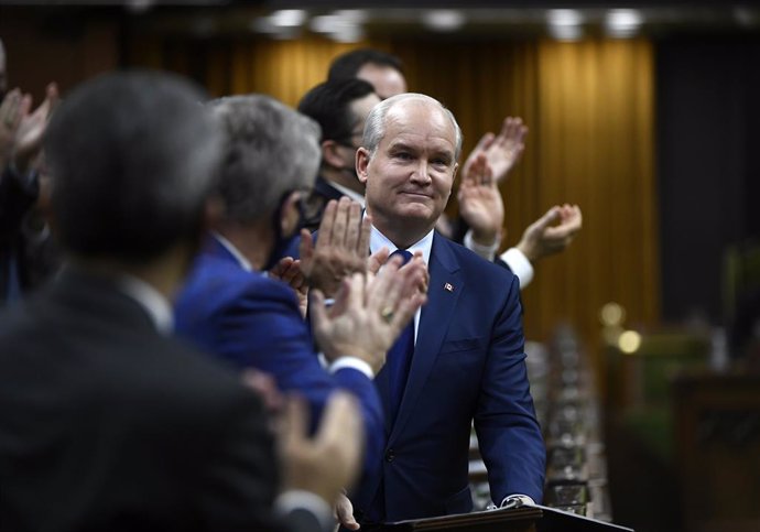 Archivo - 14 December 2021, Canada, Ottawa: Canada's Conservative Party leader Erin O'Toole is applauded after responding to the government's economic and fiscal update in the House of Commons on Parliament Hill. Photo: Justin Tang/The Canadian Press vi