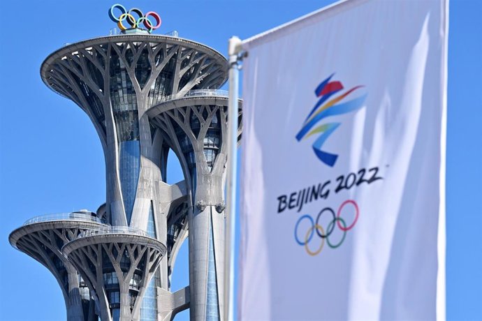 La torre olímpica y la bandera de los JJOO de Pekín