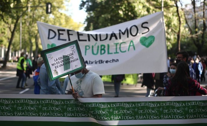 Archivo - Varias personas participan en una manifestación en apoyo a la educación pública.
