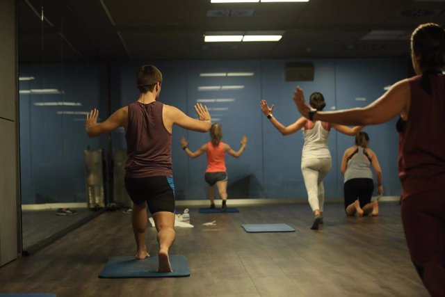 Archivo - Varias personas realizan ejercicios en una clase de Body Balance en un gimnasio de la cadena O2 en Madrid (España), a 26 de junio de 2020. Tras el estado de alarma decretado por el COVID-19, el lunes 22 de junio reabrieron sus puertas todos los 