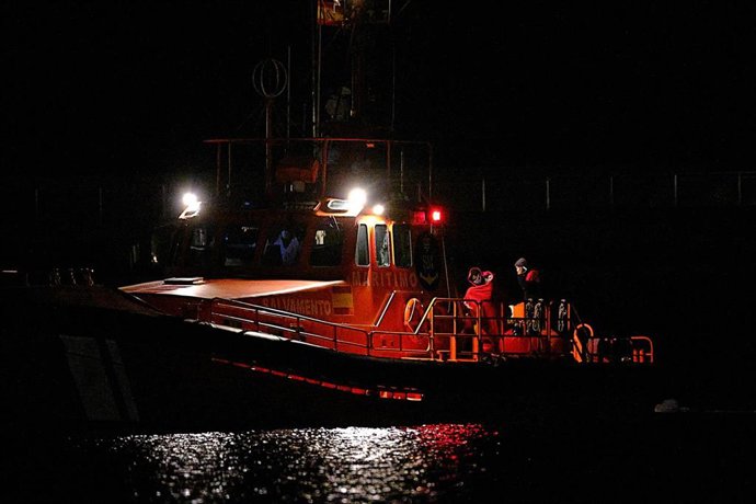 Un grupo de inmigrantes rescatados en el Puerto de Gran Tarajal, en Fuerteventura