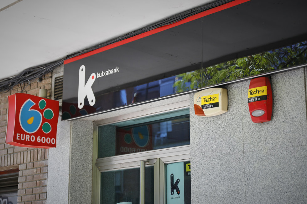 Exterior de la sucursal del banco Kutxabank en la Calle de la Oca de Madrid, en Madrid (España) a 3 de agosto de 2020.