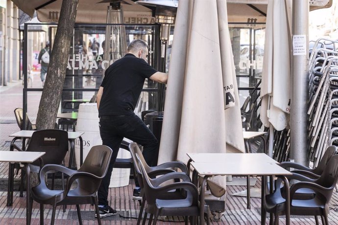 Un camarero en una terraza el mismo día en que ha entrado en vigor la modificada ordenanza de Terrazas de Madrid, en la calle de Ponzano, a 1 de febrero de 2022, en Madrid (España). 