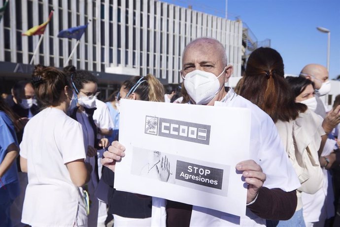 Un manifestante porta un cartel durante la concentración por las agresiones a profesionales de Urgencias de Valme.