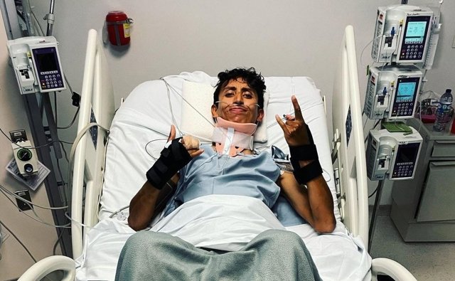 El ciclista colombiano Egan Bernal (INEOS Grenadiers) se recupera de su accidente en la Clínica Universidad de La Sabana (Colombia)