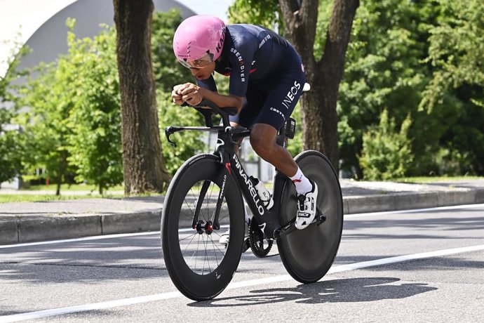 Archivo - 30 May 2021, Italy, Milan: Colombian cyclist Egan Bernal of team Ineos Grenadiers in action during the 21st stage of the 104th edition of the Giro d'Italia cycling race, a 30.3 km individual time trial from Senago to Milan. Photo: Fabio Ferrar