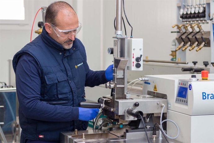 Investigador en Aimplas con nuevos envases