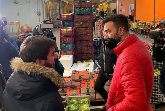 El candidato de Vox a la Presidencia de la Junta, en su visita a Mercaolid.