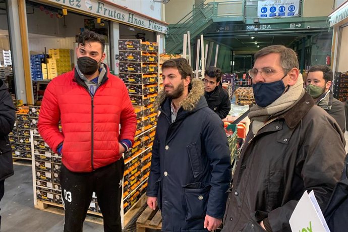 El candidato de Vox a la Presidencia, Juan García-Gallardo (en el centro), en su visita a Mercaolid.