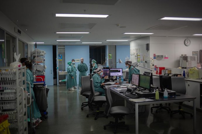 Archivo - Arxiu - Personal sanitari en una UCI