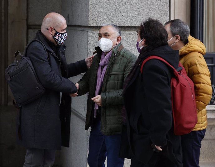 El secretario general de CCOO, Unai Sordo (i) y el secretario general de UGT, Pepe Álvarez, se saludan a su llegada al debate de convalidación de la reforma laboral