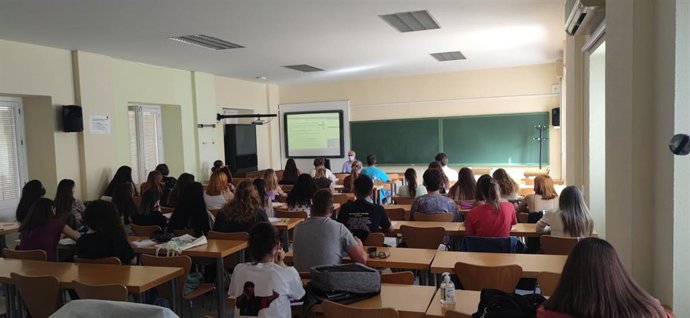 Archivo - Alumnado de la UNED en Cádiz.