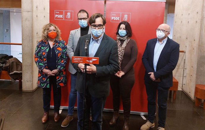 Salvador Illa junto a los candidatos del PSOE por Soria donde ha celebrado un encuentro con sanitarios.