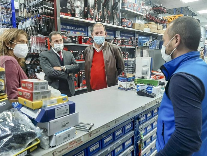 El delegado de la Junta en Sevilla, Ricardo Sánchez, y la delegada territorial de Empleo, María del Mar Rull, en una visita a El Cuervo.