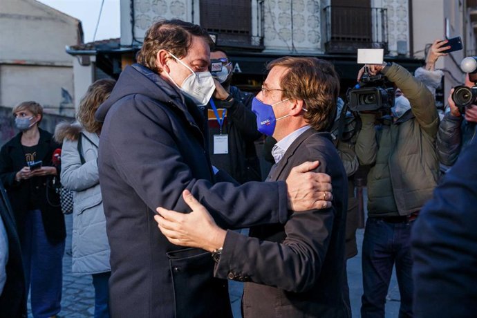 El presidente de la Junta de Castilla y León, Alfonso Fernández Mañueco (i), saluda al alcalde de Madrid, José Luis Martínez Almeida (d), a su llegada a la clausura del acto central de la campaña del PP de Segovia 