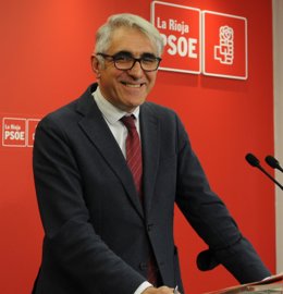 El secretario de Educación y Formación Profesional del PSOE La Rioja, Emilio Izquierdo, en comparecencia de prensa
