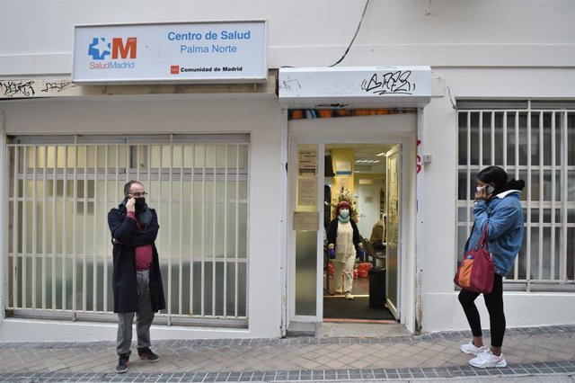 Archivo - Varias personas en la puerta del Centro de Salud Palma Norte para realizarse un test de Covid-19, a 21 de diciembre de 2021, en Madrid, (España). Los test de antígenos son la opción de muchas personas para evitar la propagación de contagios de c