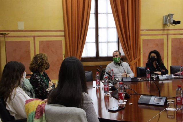 Imagen del encuentro del parlamentario no adscrito y miembro de Adelante Andalucía, Ricardo Sánchez, en su reunión con los profesores.