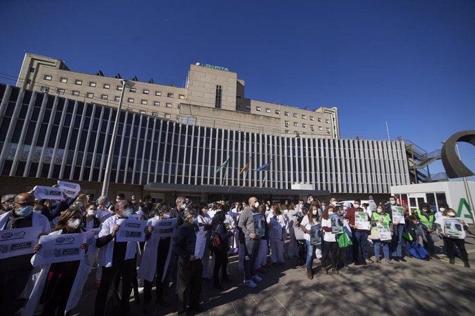 Varios manifestantes durante la concentración por la agresión sufrida por trabajadores de Urgencias en el Hospital Universitario de Valme, a 2 de febrero de 2022 en Sevilla (Andalucía, España).