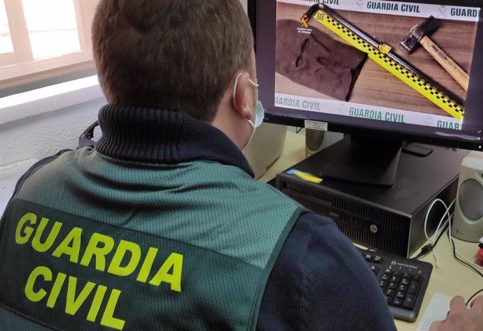 Un agente de la Guardia Civil revisa las pruebas de un robo.